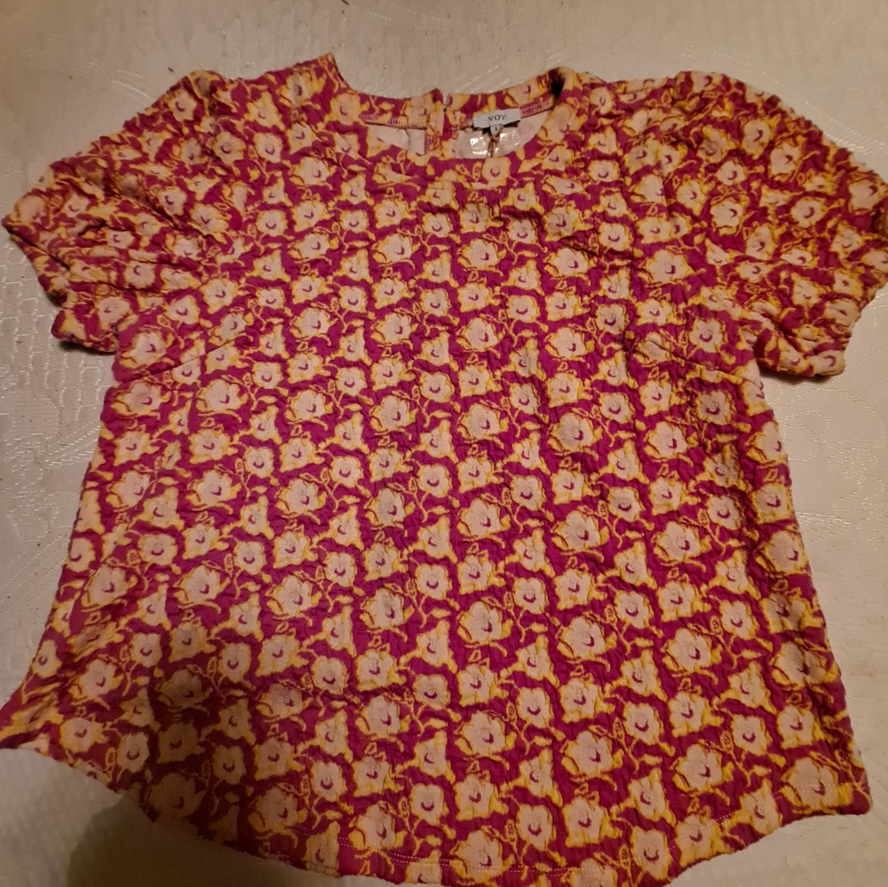 #21 NWOT Voy patterned blouse, pink with yellow and white flowers.